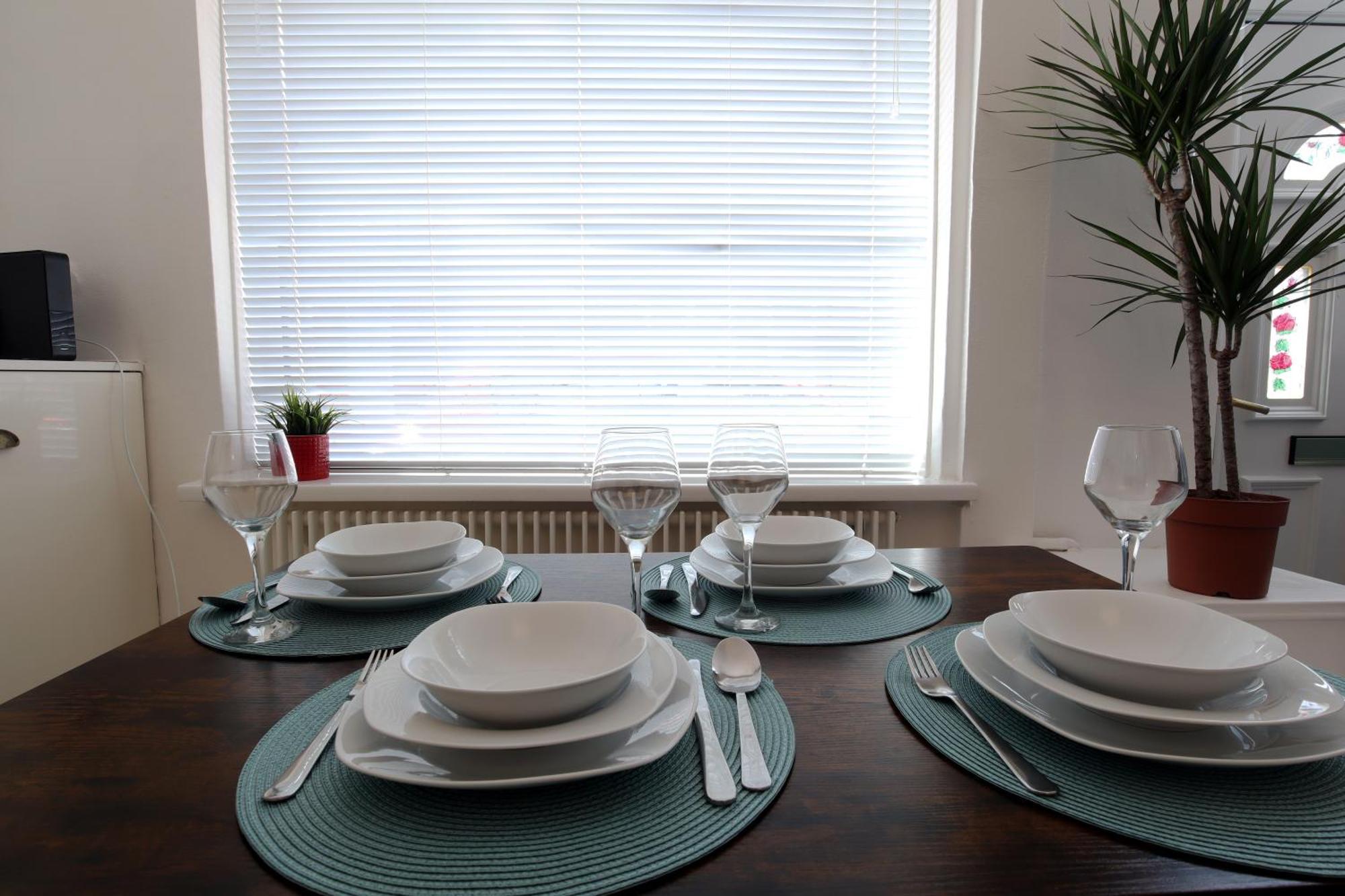 2-Bedroom, Free Parking, High Speed Wi-Fi, Swinton Manchester Exterior photo